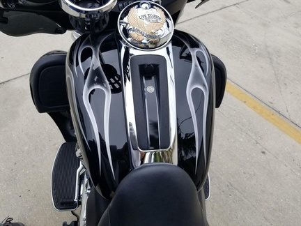 2017 Tri-Glide with silver ghost flames airbrushed